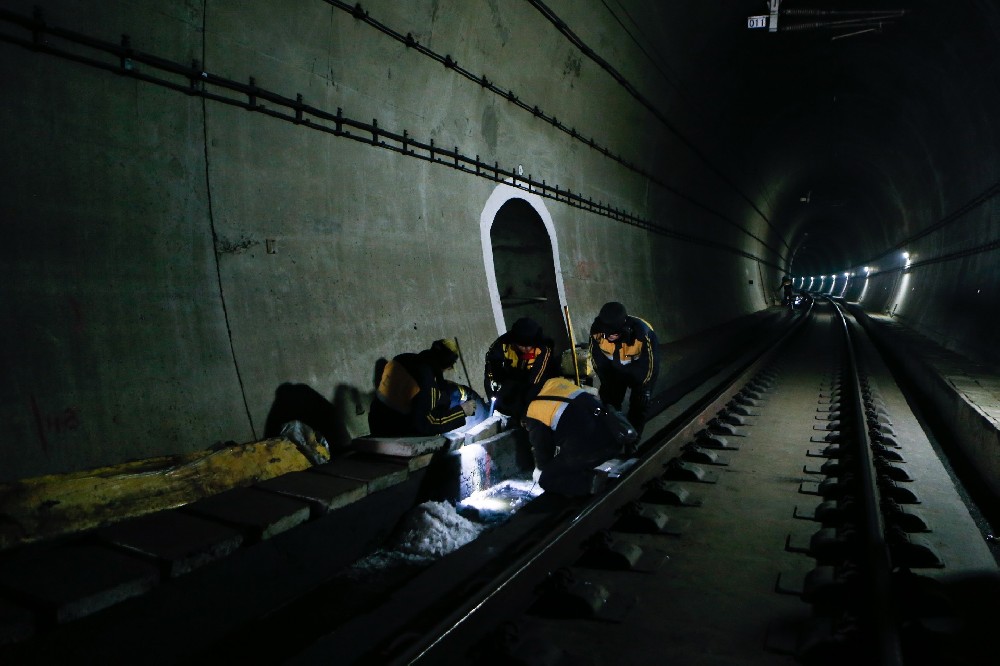 巴青铁路运营隧道病害现状